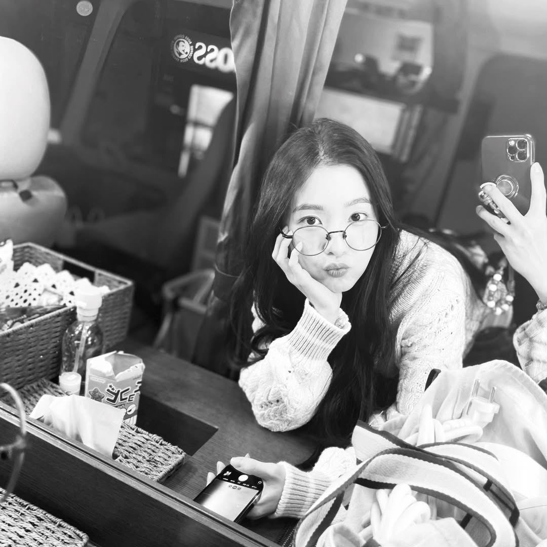 notrenesbathtub's tweet image. stylist plusebani taking the "irene's girlfriend" too seriously like how many more casualrene pictures does she have in her camera roll? 😃