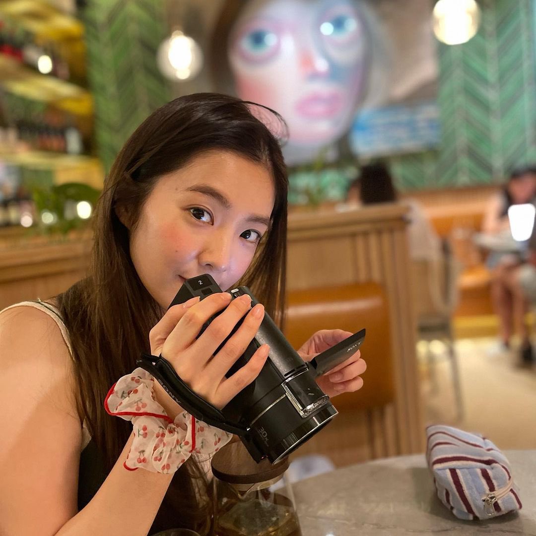 notrenesbathtub's tweet image. stylist plusebani taking the "irene's girlfriend" too seriously like how many more casualrene pictures does she have in her camera roll? 😃