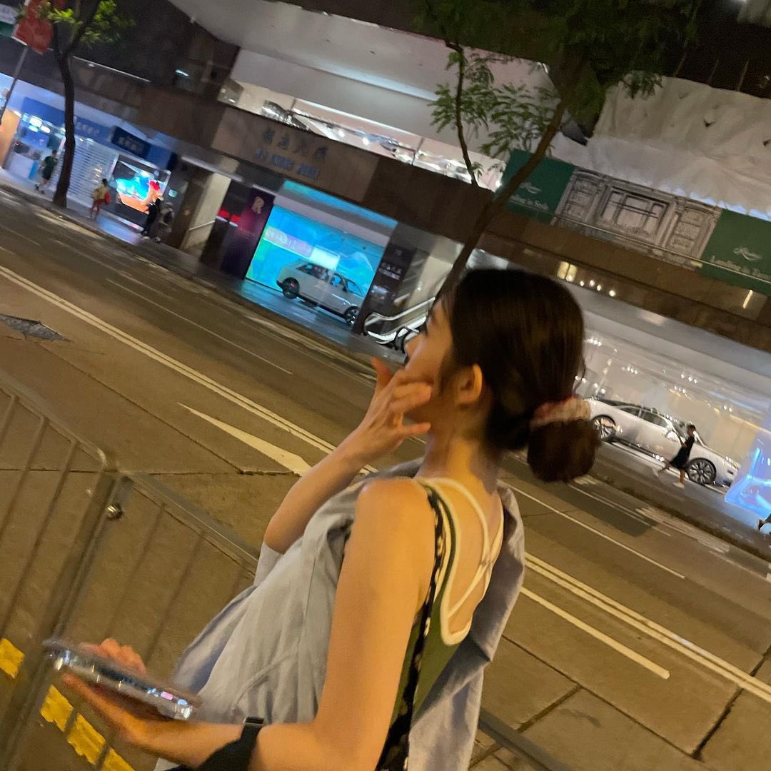 notrenesbathtub's tweet image. stylist plusebani taking the "irene's girlfriend" too seriously like how many more casualrene pictures does she have in her camera roll? 😃