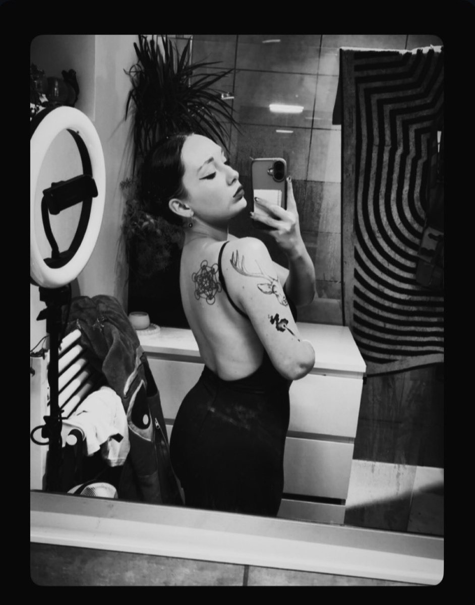 _EveAngelyne tweet media