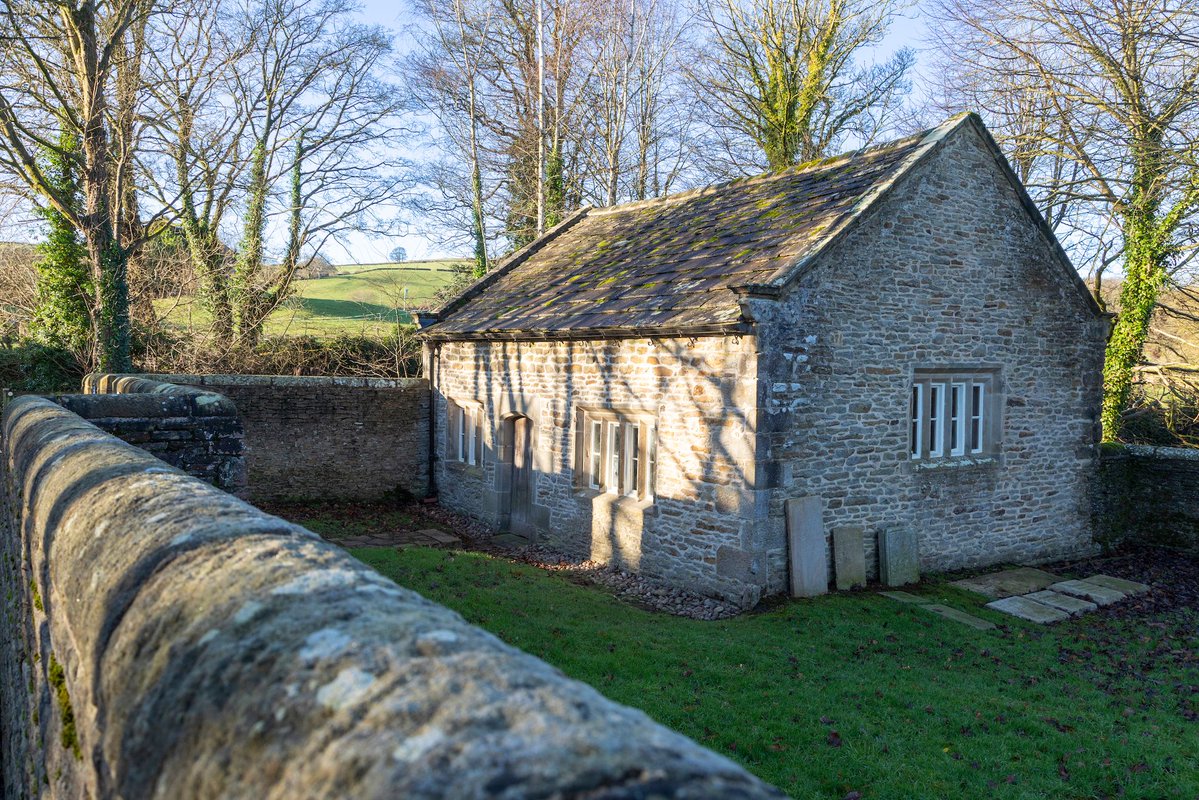 friendschurches's tweet image. This burial ground at Farfield was granted to the fledgling local Quaker community in 1666 by Anthony Myers. After the Act of Toleration, this simple yet beautiful Quaker Meeting House was constructed in 1689.