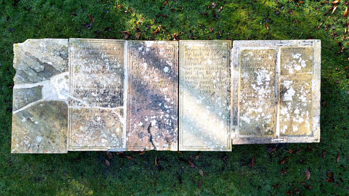 friendschurches's tweet image. Instead, these graves are a reminder that before the calendar reforms of 1751/2, New Year’s Day in Britain (excluding Scotland) was celebrated on March 25th, which was Lady Day (the Feast of the Annunciation). 

📷 The graves from above - some refer to June as the fourth month