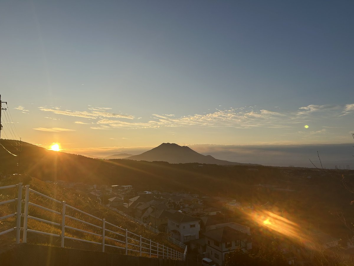 emias_maeda's tweet photo. 毎年、地元から初日の出を見て1年スタート！

桜島を眺めながら一年の頑張りを誓います。
2026年も走ります！
みなさんよろしくお願いします。

#鹿児島
 #熊本
#初日の出2026 https://t.co/KbPVWMYHiK