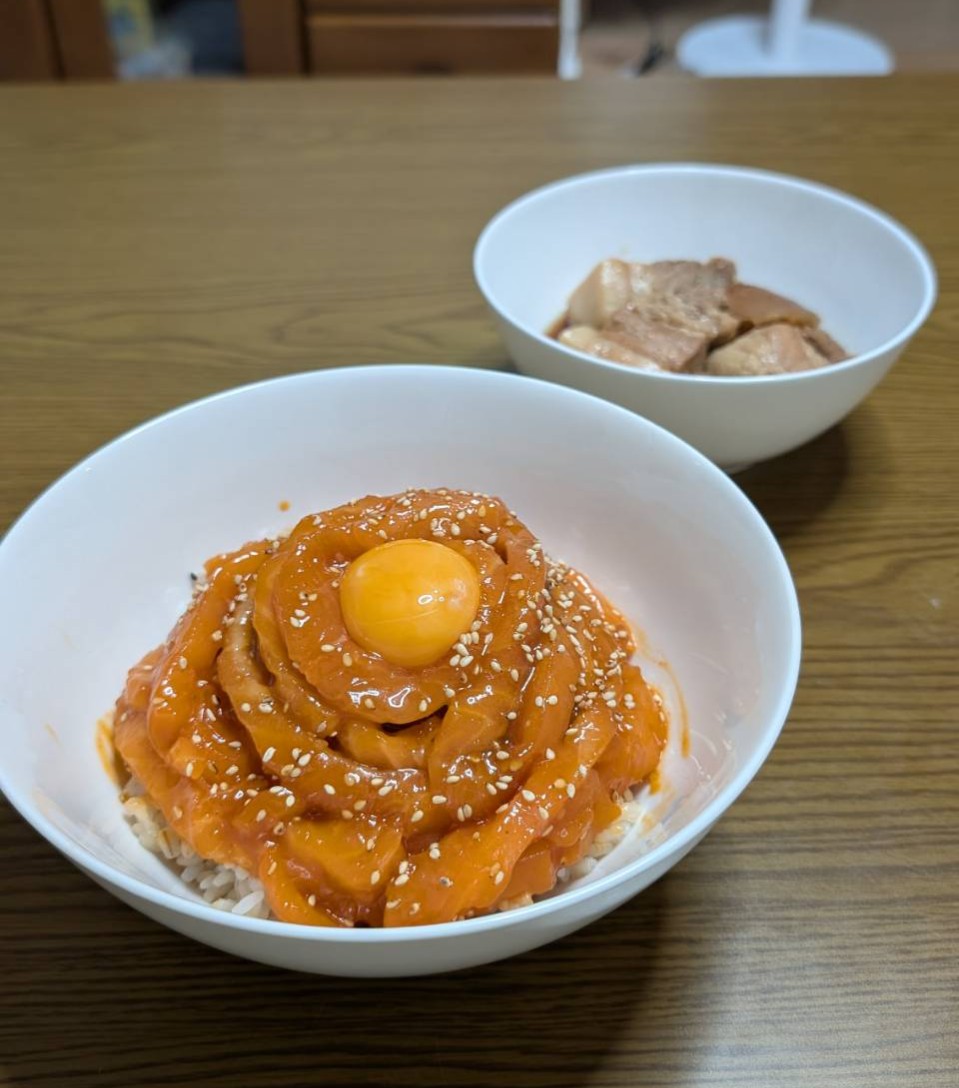 今夜の夕飯はサーモンユッケ丼と角煮！
うまい！うますぎる！

外食しなくても自宅で満足すぎるんだよなぁ(笑)
