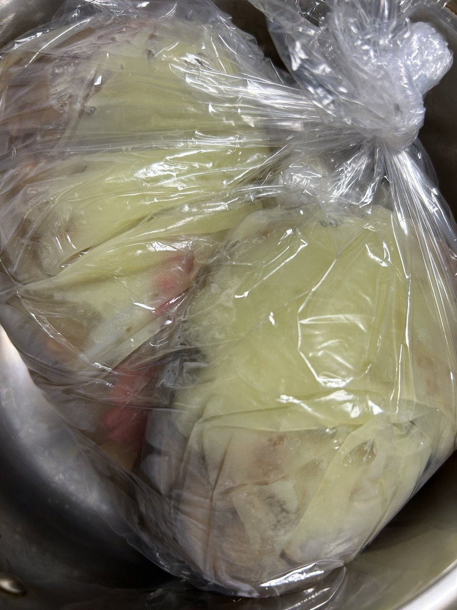 実家から鯨汁が届いたから食べるワン!
見てこの脂の量!こいつは深海魚のそれと同じで消化できないワックスだワン!
こいつをたくさん食べちゃうと明日トイレから出られなくなっちゃうから取り除く必要があるんだワン

鍋に移したら加熱する前に取り除いちゃうのが良いワンね 