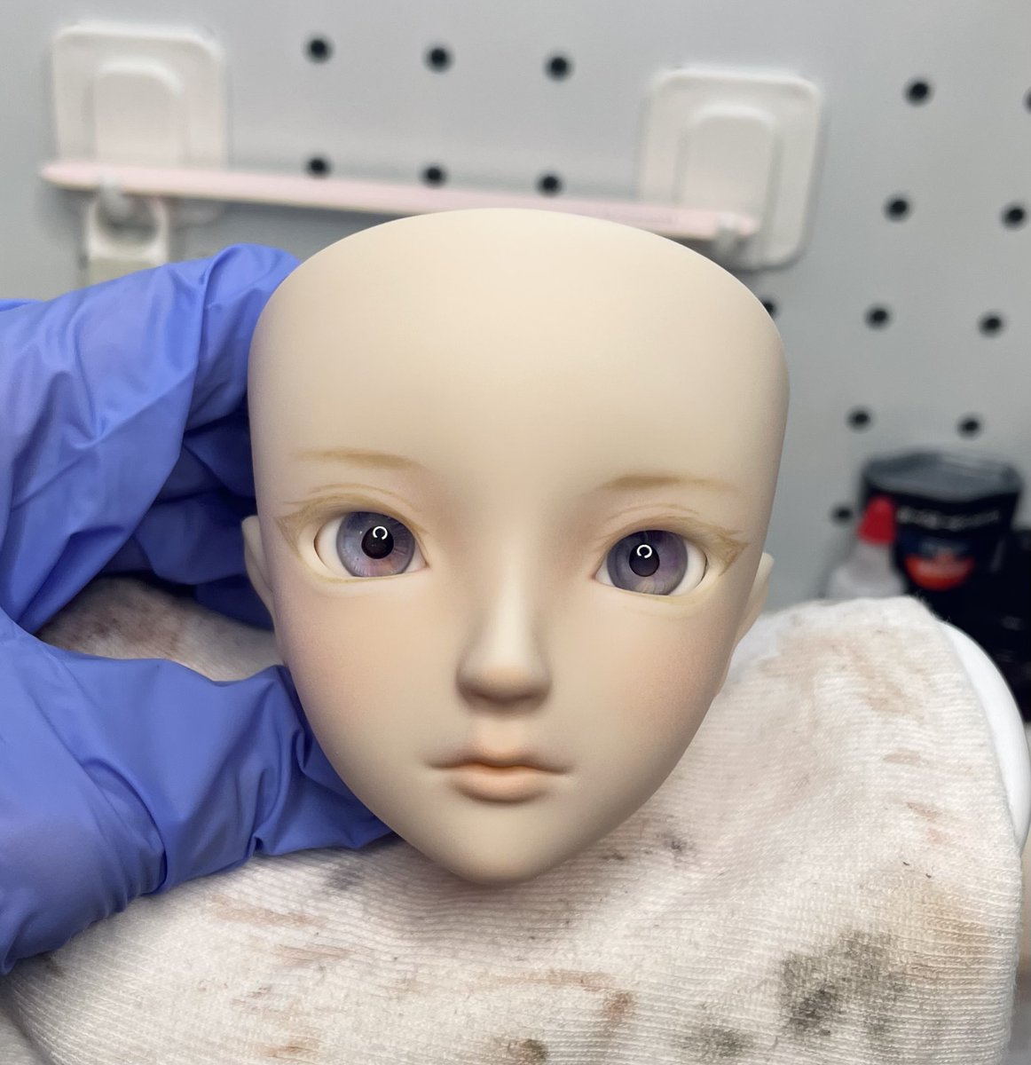 あけましておめでとうございます🎍 メイクはじめ！！ 9Sくん唇周りの色移りはパンパステル白、水色で緩和して、いい感じ！  柔らかい少年っぽい感じにしたいな〜☺️, image size:1162x1200