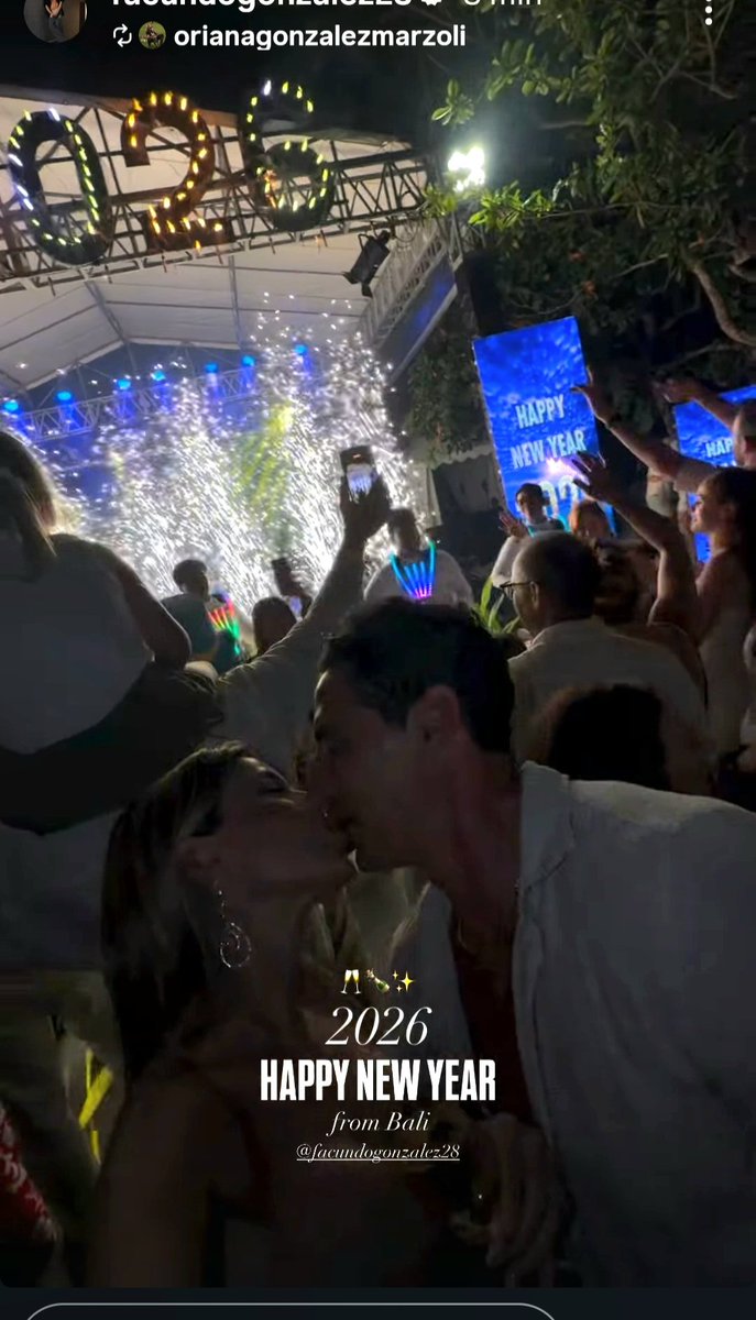 Felice Anno Nuovo , ragazzi #orianamarzoli ❤ e #facundogonzalez ❤ . Che sia pieno di felicità , amore e prosperità . Augurissimi 💋🥂
#orianistas