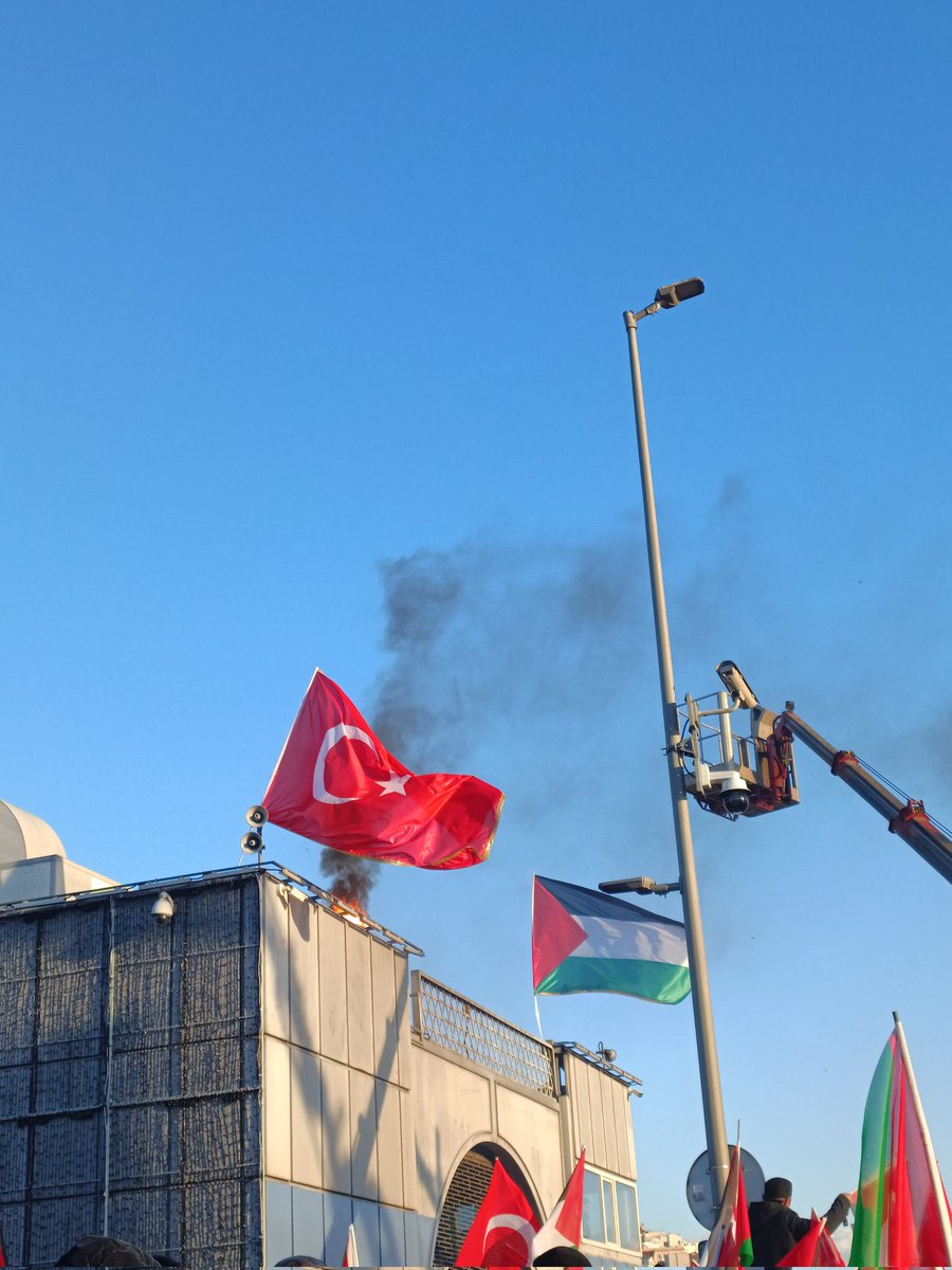 Bir şey değişmesede Hz. İbrahim 'e su taşıyan karınca misali 
SAFIMIZ BELLİ OLSUN 🇹🇷 🇵🇸
#GazzeÇağrısı
#JusticeForGaza
#GalataKöprüsü
#FreePalestine
#Filistin