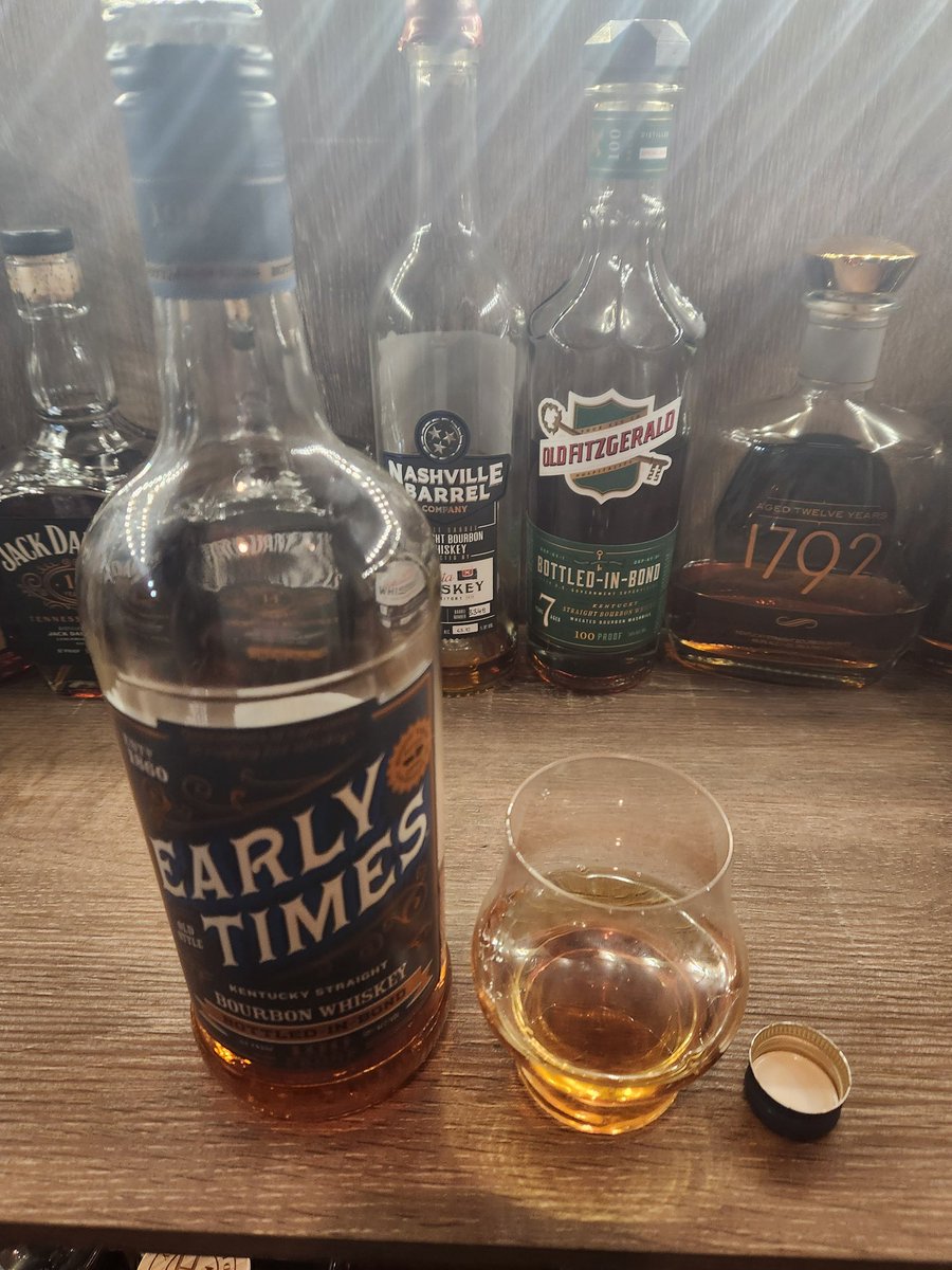 NordenLizard's tweet photo. Early Times bottled in bond bourbon. Probably one of the best cheap options I've had. Great way to bring in the new year! https://t.co/6Uibxz20y3