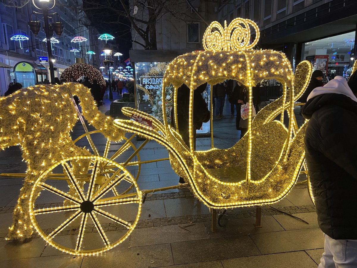 Вучич отомстил протестующим тем, что мэрия Белграда не стала проводить празднования НГ. 

Ходили с сыном ближе к 12-ти на Трг Републике (центральная площадь), так там сцена пустая, а саму площадь заполнили... индийцы (многие в чалмах). 

Новогоднее шоу на сербском ТВ — как на рф.