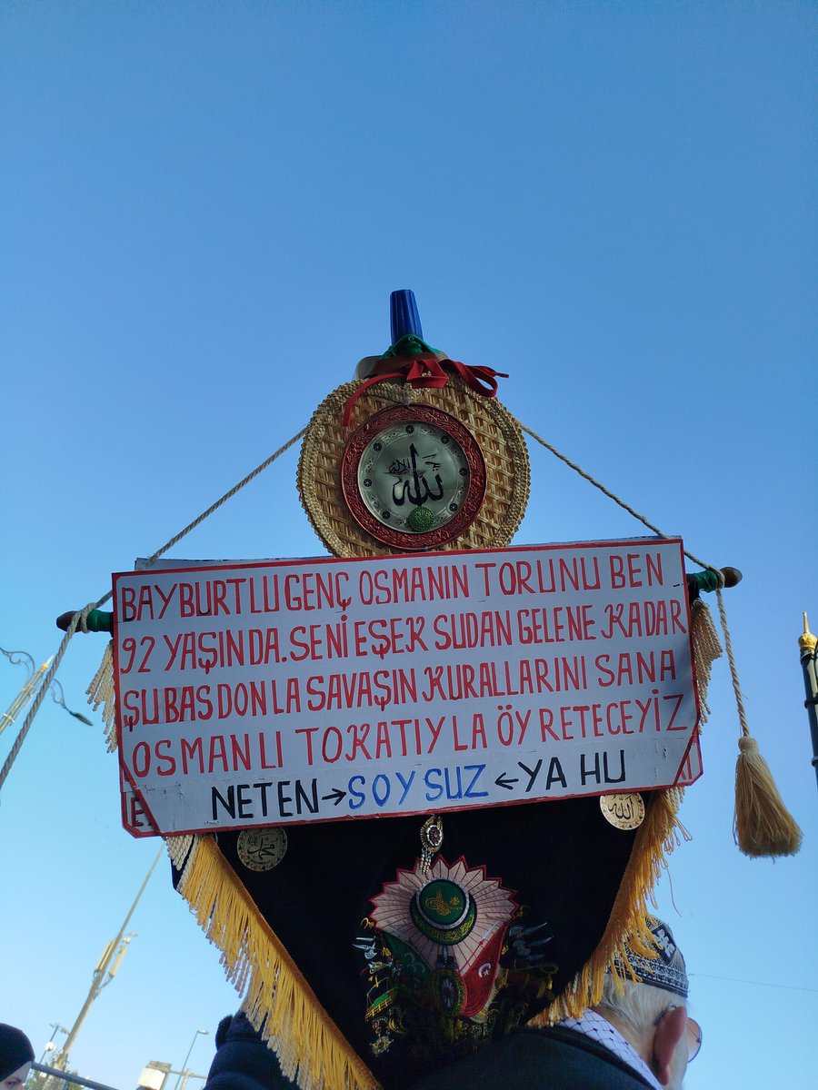 Kanuni Sultan Süleyman 71 yaşındayken sarayında Azrail'i karşılamak varken, neden Zigetvar kuşatmasında onunla buluştuysa; bu soğukta niyetini pankarta döküp Galata mitingine gelen dedemizin ameli, o iradenin bir cüzü ve o ruhun kendisidir. 

#GazzeÇağrısı Eren #YeniYıl Mutlu