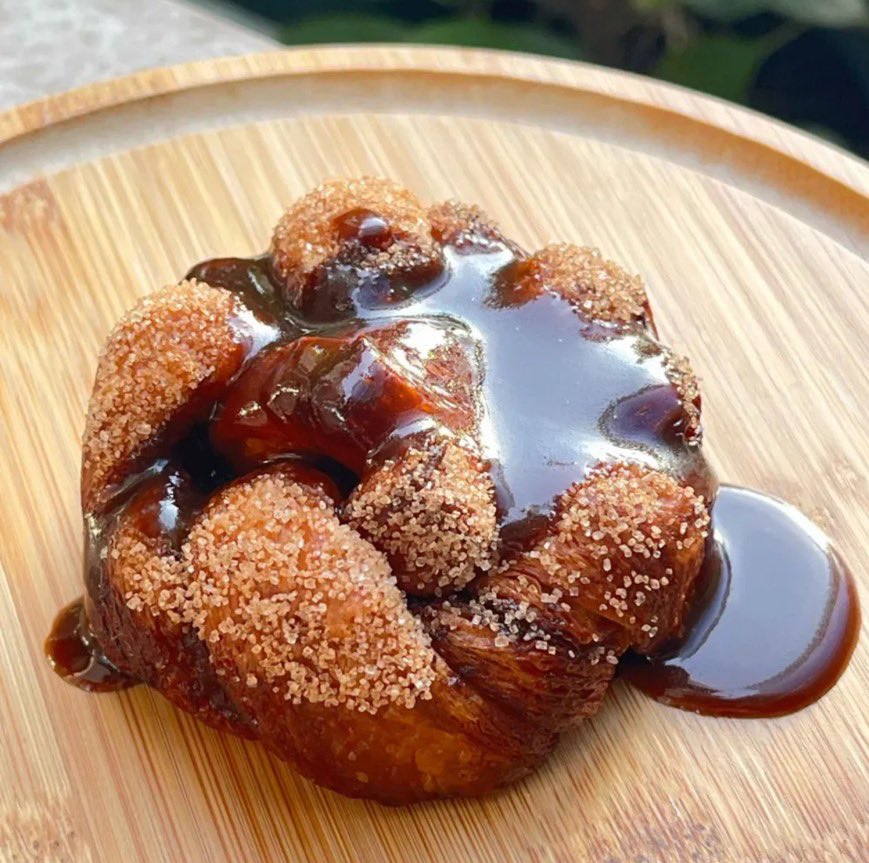 TAEYONG_TH's tweet image. 📍Sarnies Roastery

🥐: Morning Bun  &amp;lt;🆕New Launch&amp;gt;
💰: ฿75

&amp;lt;Morning Bun- Croissant dough, Cinnamon filling, Cinnamon sugar, Toffee &amp;amp; Coffee sauce&amp;gt;

#แทยง #태용 #NCT태용 #TAEYONG