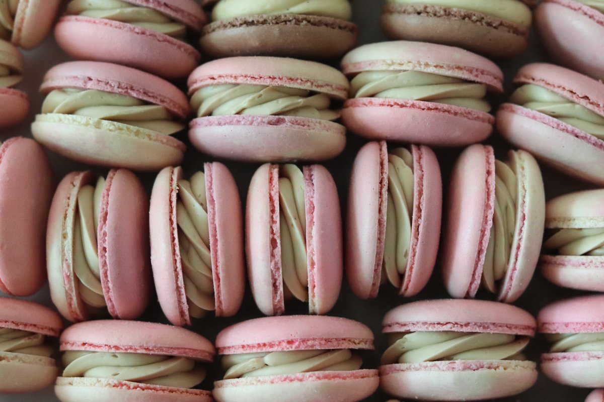 마카롱 주문서가 제일 반가우실거 같아서 2026년의 첫 주문서는 마카롱으로 엽니다. 

마카롱 안에 추가상품건으로 
두바이쫀득볼 1인 2개 제한 수량이지만 
두바이도 살며시.. 아주 소량이지만 민망하지만 같이 넣었습니다. 

smartstore.naver.com/lalaron