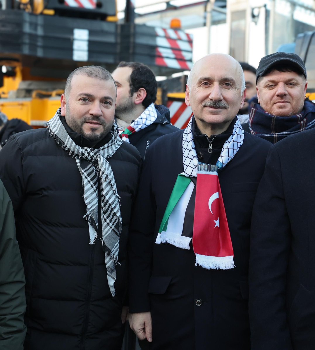 mcandaroglutr's tweet image. Yeni yılın ilk gününde, Gazze için yüz binlerce vatandaşımızla birlikte Galata Köprüsü'ndeyiz.

Susmayacağız, unutturmayacağız.🇵🇸