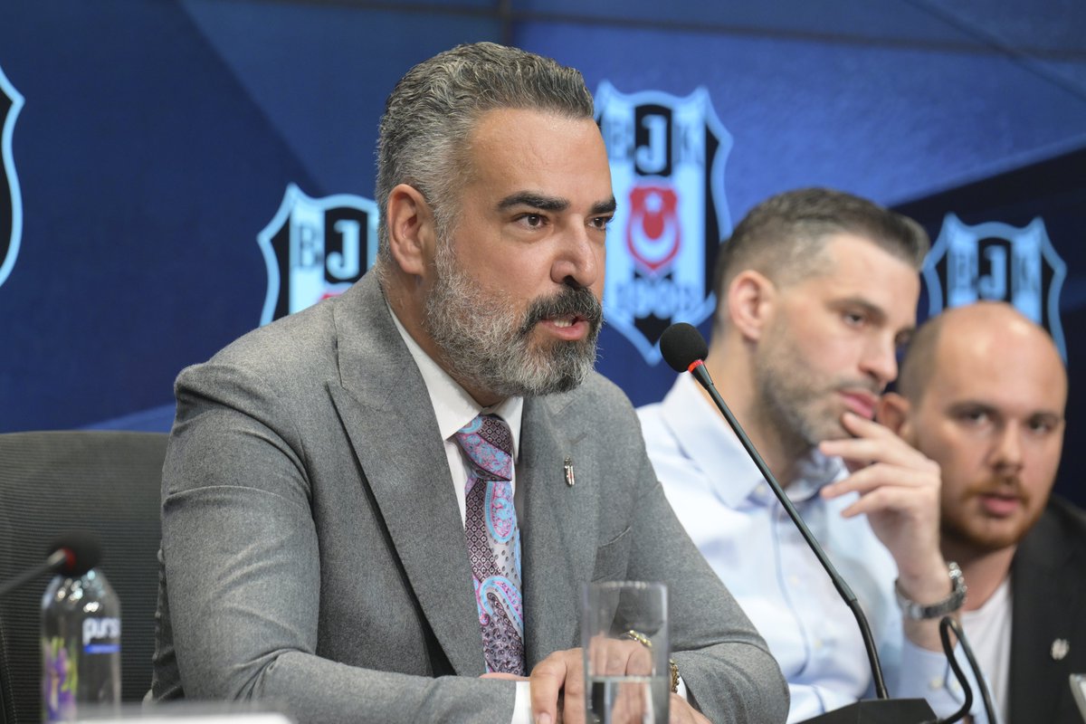 sporx's tweet photo. "F.BAHÇE'DEN KAĞIT ÜZERİNDE GÜÇLÜYÜZ"

- Beşiktaş Basketbol Şube Sorumlusu Özkan Arseven: "Fenerbahçe derbisi, gözümüzde büyüttüğümüz bir maç değil. Hem kağıt üzerinde hem de sahada güçlü olan taraf biziz. 

Geçen sene finalde mücadelemizi çok iyi verdik. Bu sezon da saha avantajını yakalarsak liderlikle beraber şampiyon olmamızı engelleyecek herhangi bir sorun olacağını düşünmüyorum.

Biz yerimizin ve kalitemizin farkındayız. Beşiktaş camiası ve taraftarı bu takımın arkasında olduğu sürece 3 kupalı bir sezon olabilir."