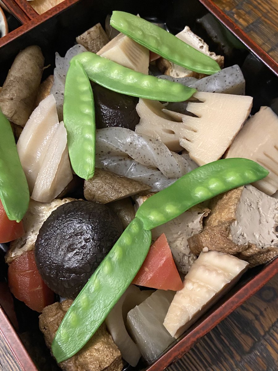 明けましておめでとうございます！

おせちはもちろん、『ミニマル料理 日々の宴』(稲田俊輔著<a href="/inadashunsuke/">イナダシュンスケ</a> )より「質実剛健おせち」！

左上から弐の重「馳走」、参の重「好物」、与の重「花形」。壱の重「贅沢」は、買ってきた素敵なもので構成。

本年もどうぞよろしくお願いいたします！