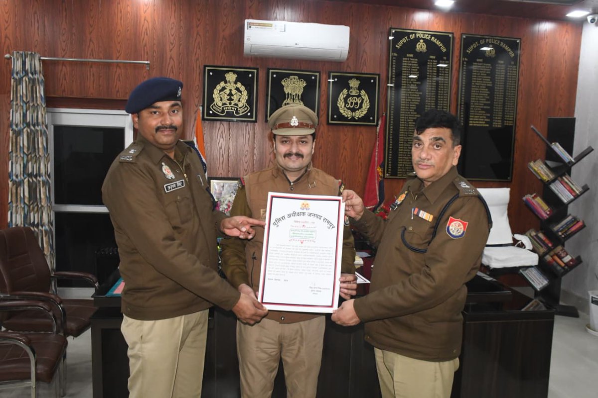 rampurpolice's tweet photo. #एसपीˍरामपुर एवं अपर पुलिस अधीक्षक, रामपुर द्वारा आइजीआरएस सेल में नियुक्त उ0नि0 सतराज सिंह (प्रभारी आइजीआरएस सेल) , क0 ऑ0 ग्रेड- बी संजीव कुमार, मुख्य आरक्षी नईम अहमद को उत्साहवर्धन हेतु प्रशस्ति पत्र प्रदान कर सम्मानित किया गया ।
                   #एसपीˍरामपुर एवं अपर पुलिस अधीक्षक, रामपुर / नोडल अधिकारी आईजीआरएस के नेतृत्व में आइजीआरएस कार्यालय द्वारा शिकायतों का निस्तारण उच्च स्तर पर किया जा रहा है । जिसके फलस्वरूप माह नवम्बर-2025 में शासन स्तर से हुई समीक्षा (मासिक मूल्याकन रिपोर्ट) में जनपद रामपुर ने आइजीआरएस की शिकायतों के निस्तारण के मामले में प्रथम स्थान प्राप्त किया है । वर्ष 2025में प्राप्त होने वाली शिकायतों को जनपदीय पुलिस द्वारा संवेदनशीलता पूर्वक सुना गया एवम् सम्बन्धित अधिकारी द्वारा उसका गुणवत्तापरक निस्तारण पूर्ण किया गया।
#UPPolice 
#RampurPolice