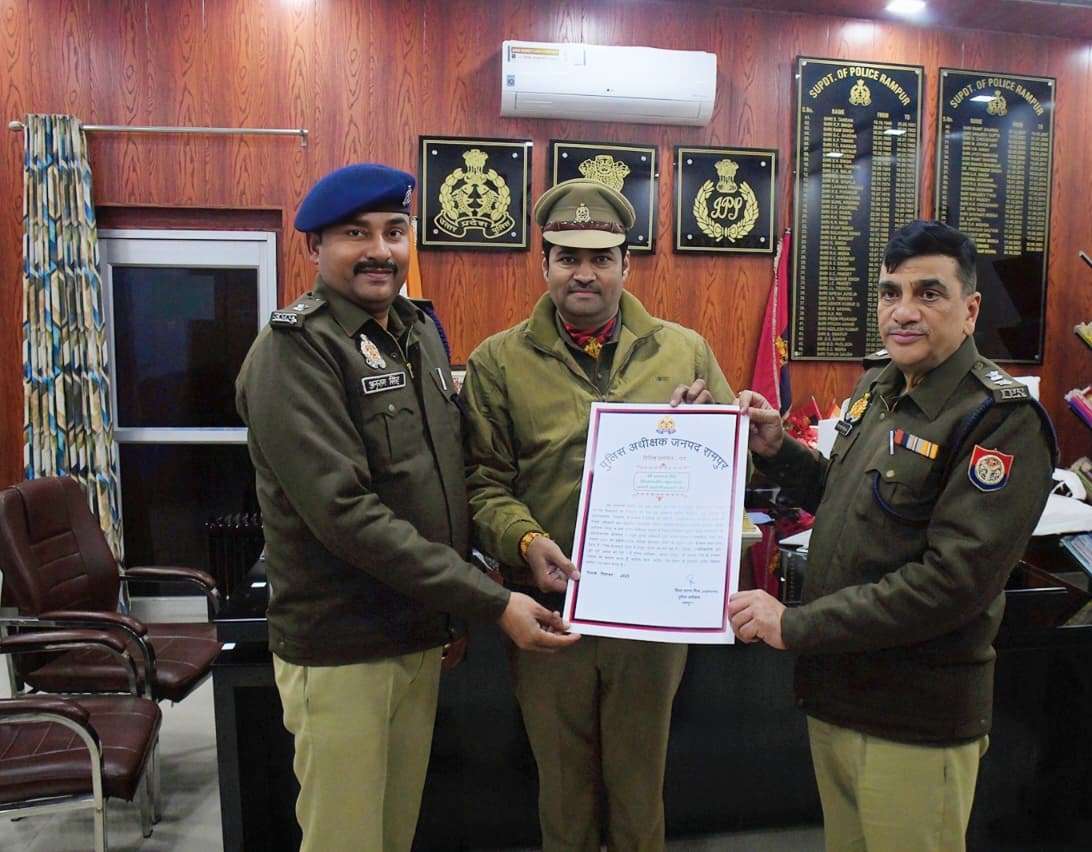 rampurpolice's tweet photo. #एसपीˍरामपुर एवं अपर पुलिस अधीक्षक, रामपुर द्वारा आइजीआरएस सेल में नियुक्त उ0नि0 सतराज सिंह (प्रभारी आइजीआरएस सेल) , क0 ऑ0 ग्रेड- बी संजीव कुमार, मुख्य आरक्षी नईम अहमद को उत्साहवर्धन हेतु प्रशस्ति पत्र प्रदान कर सम्मानित किया गया ।
                   #एसपीˍरामपुर एवं अपर पुलिस अधीक्षक, रामपुर / नोडल अधिकारी आईजीआरएस के नेतृत्व में आइजीआरएस कार्यालय द्वारा शिकायतों का निस्तारण उच्च स्तर पर किया जा रहा है । जिसके फलस्वरूप माह नवम्बर-2025 में शासन स्तर से हुई समीक्षा (मासिक मूल्याकन रिपोर्ट) में जनपद रामपुर ने आइजीआरएस की शिकायतों के निस्तारण के मामले में प्रथम स्थान प्राप्त किया है । वर्ष 2025में प्राप्त होने वाली शिकायतों को जनपदीय पुलिस द्वारा संवेदनशीलता पूर्वक सुना गया एवम् सम्बन्धित अधिकारी द्वारा उसका गुणवत्तापरक निस्तारण पूर्ण किया गया।
#UPPolice 
#RampurPolice