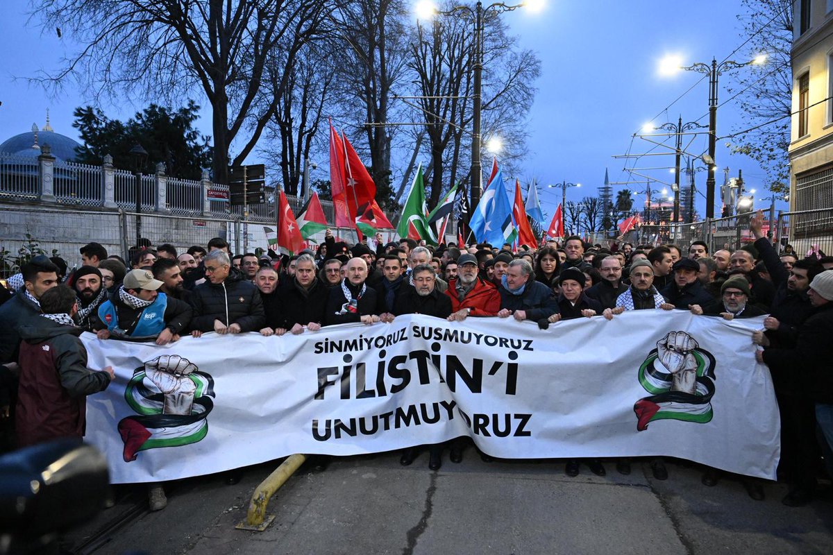 dunbalfed's tweet photo. 📍Galata’da Filistin’e destek için bir araya geldik.
☝️Zulme karşı susmuyor, adalet ve özgürlük talebimizi hep birlikte haykırıyoruz. 🇵🇸
#FilistineDestek #Galata #ÖzgürFilistin #JusticeForGaza https://t.co/T0hHTqsnqx