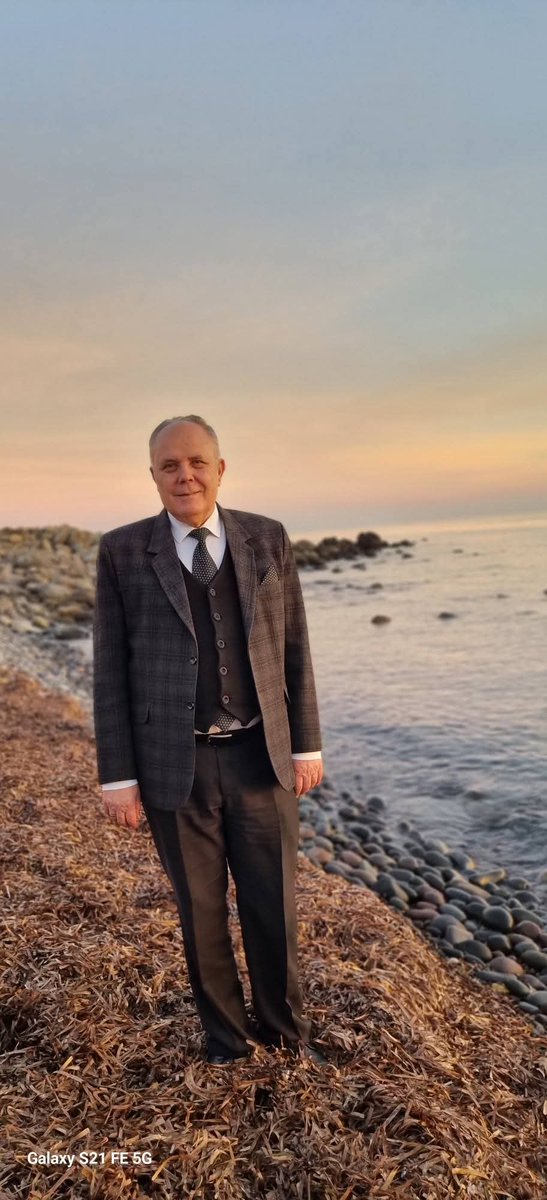 O yüzden başlarız,
Çıkarmaya, toplamaya,
Temizlik yapmaya,
Ve bakmamak gerek ardına,
İhanetlere, satışlara, 
Küçük menfaatlere tercih edilişlere,
Yürümek gerek yalnız da olsa, 
Sahtelik ve riyakarlık kokan,
samimiyet yoksunu  olanlardan uzaklara.
Dostlar yeni yılınız kutlu olsun