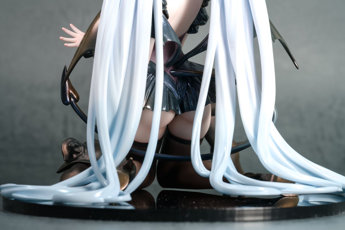 右頭部のリボンを破損させてしまい接着するのに
雑にドライヤーを使った結果だと思いますが
前髪塗装面にクラックや塗装荒れが発生したのが
悔やまれます接着済でどうにもならん
お腹とお尻がえっち