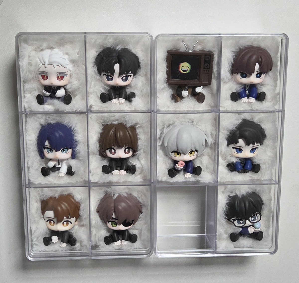 다이소 6칸짜리 보관함
괴출 피규어 넣기 괜찮은듯
근데 공간 남아서 기스 방지 작업은 해야함