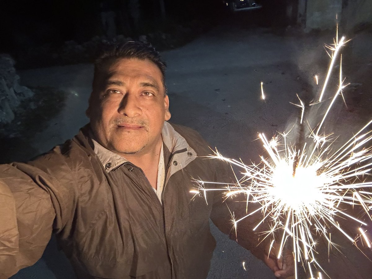 En algún lugar y con mucho frío , inicia este 2026. Solo le pido a Dios salud, trabajo y muchas bendiciones para ustedes amigos.
Que brille la luz en sus vidas.
#anonuevo2026