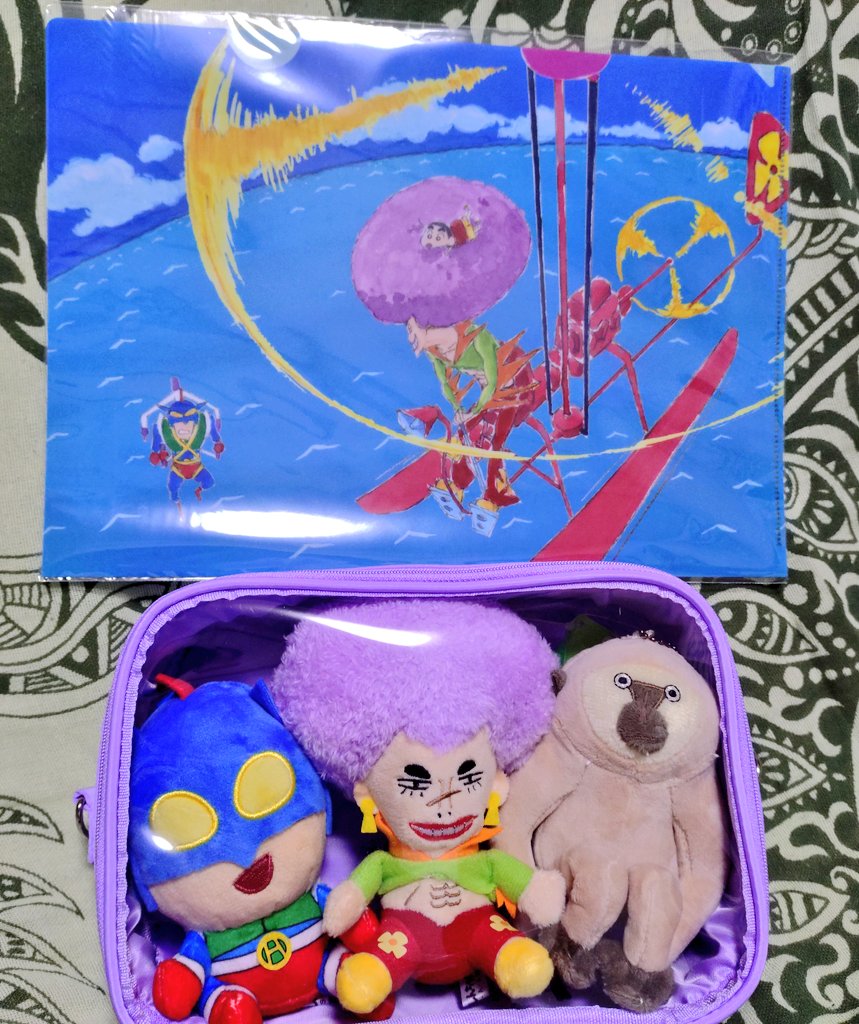 ぬいぐるみポーチに余裕がめちゃくちゃあったのでアクション仮面を買い足して詰めてやったぜ！クリアファイルも買っちゃった〜すんごくいいね！