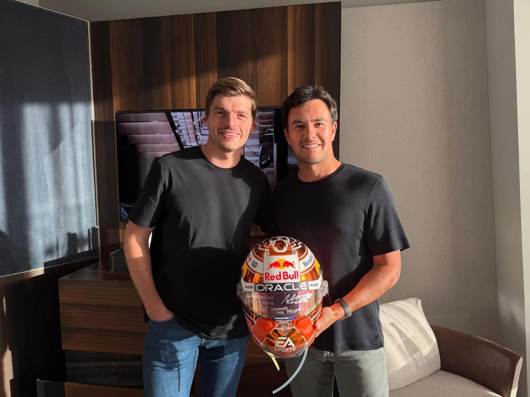 FormulaDirecta's tweet image. ❤️ Max Verstappen le regala su casco a Checo Pérez:

"Gracias por ser un gran compañero de equipo y amigo".

#F1