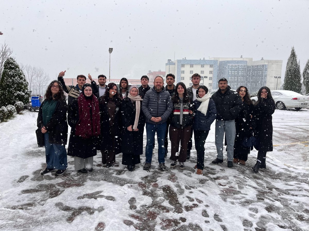 2. Sınıf öğrencilerimizle son dersimizi yaptık. Bahar  döneminde staj işletmelerine uğurluyoruz. Yolunuz bahtınız açık olsun... <a href="/grafikmyo/">GRAFİK TASARIM PROGRAMI</a>