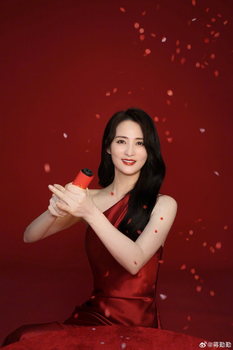 Jiang Qinqin sends New Year greetings in new post, image size:800x1200