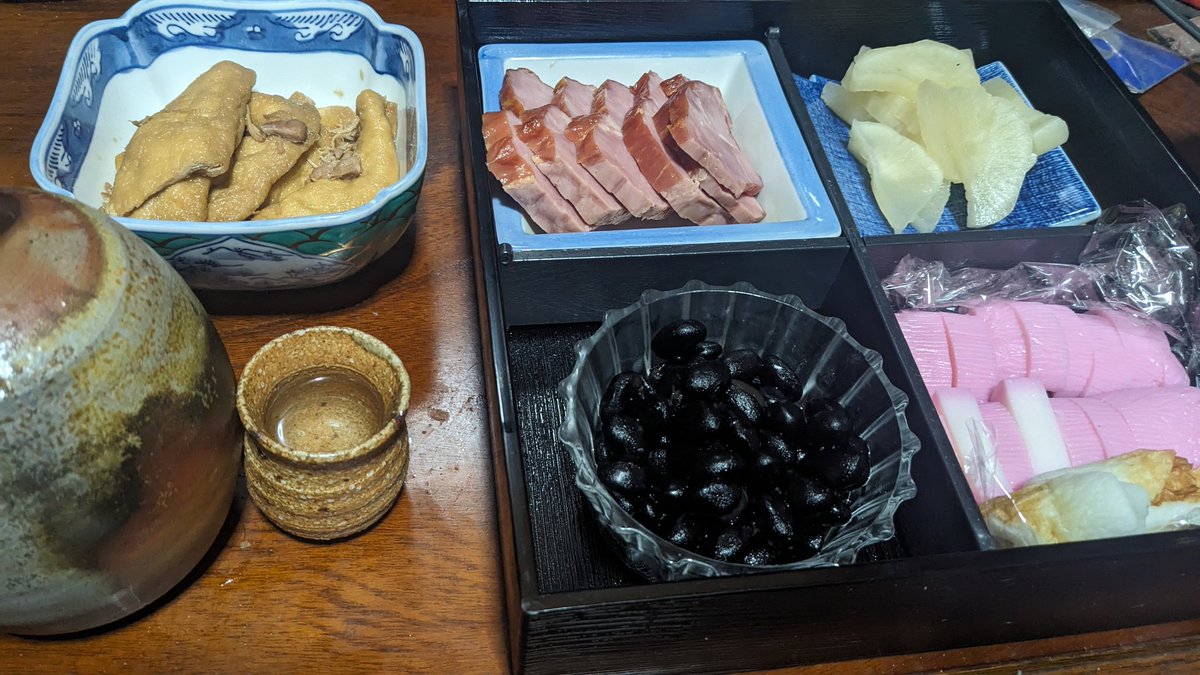 noripay50's tweet photo. あけましておめでとうございます🎍🌅
今年もよろしくお願いいたします( ´罒`*)✧"
朝から呑んでいろいろ食べましたŧ‹”ŧ‹”( ‘ч’ )ŧ‹”ŧ‹”🍶´-ŧ‹"ŧ‹"(・ч・)ŧ‹"ŧ‹"🍶´-
おせちは独りでは食べきれないので超簡易的なつまみのみです🥹もちろん家から出てません……🥹
#晩酌 #あけおめ https://t.co/nUtSFvl93x