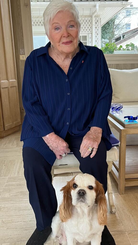 Est-ce que je vous ai déjà dit que je vous aime infiniment ? Eh bien oui, je vous adore, et ce depuis toujours. Je vous souhaite une excellente année 2026, pleine de bonheur, d’amour et surtout de santé. Mon chien Pirate aussi, bien sûr. Votre Line.