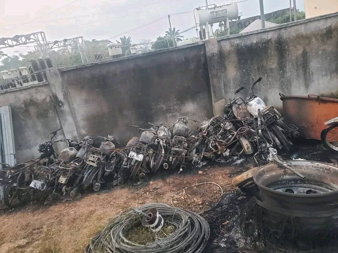 secmxx's tweet image. The aftermath of what appears to be a attack on a police station in ipele owo ondo state yesterday night......