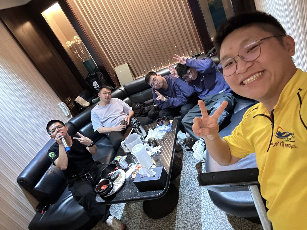 祝大家新年快樂，早上先去平溪祈求明年順利，晚上感謝朋友邀請我們一起看煙火跨年，臨時續攤的夜包KTV也感謝新認識的朋友捧場，再次祝大家新年快樂☺️