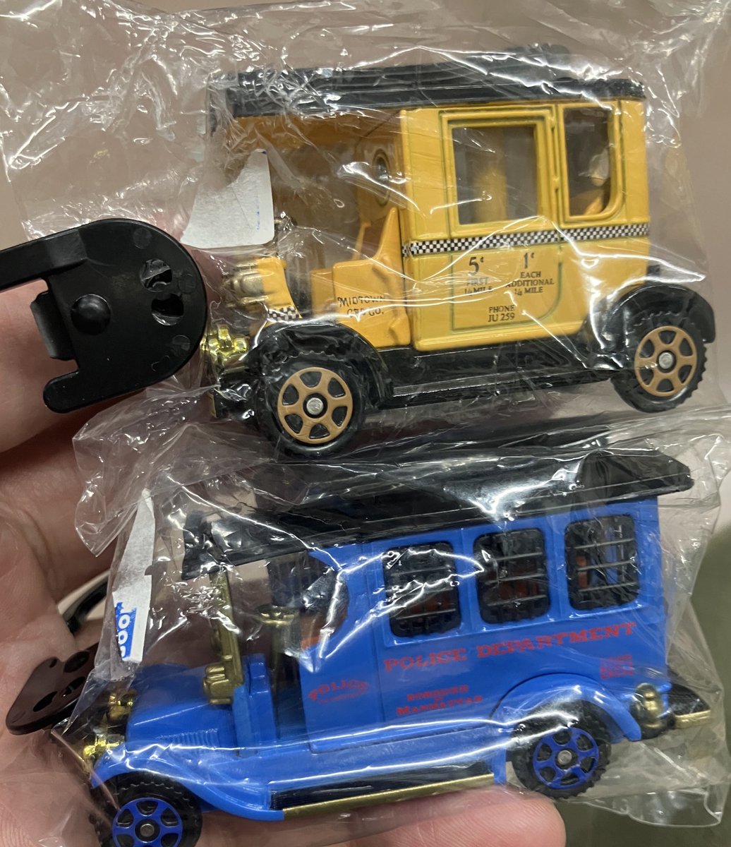 ディズニートミカ の ミッドタウンキャブ と ビッグシティポリスワゴン