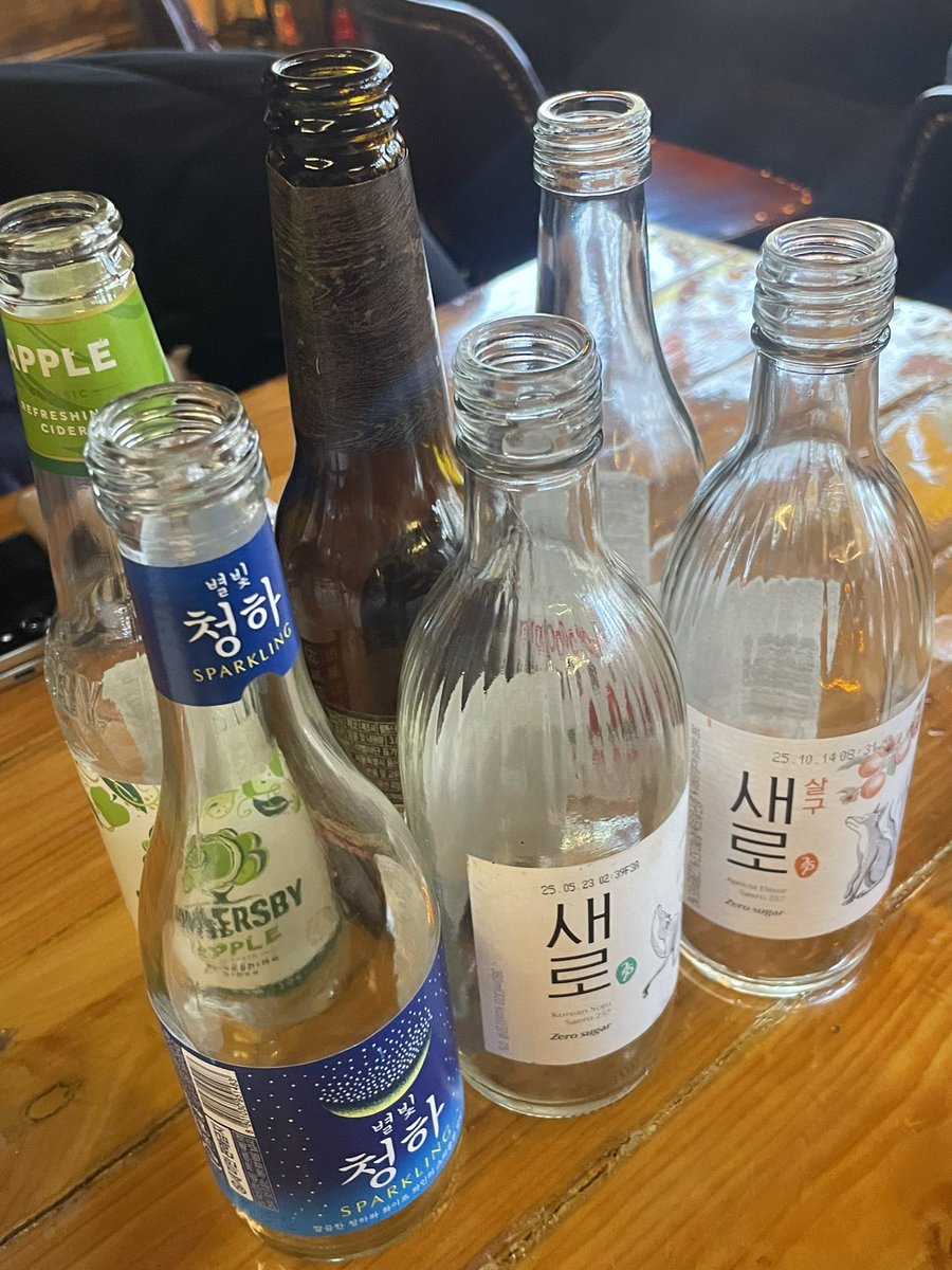 투친들 저 술찌인가요?
친구랑 둘이 마셧고 저 혼ㄴ자 맷주 두 병 소즈 한 병 반 마심! 과일소주 반띵함!