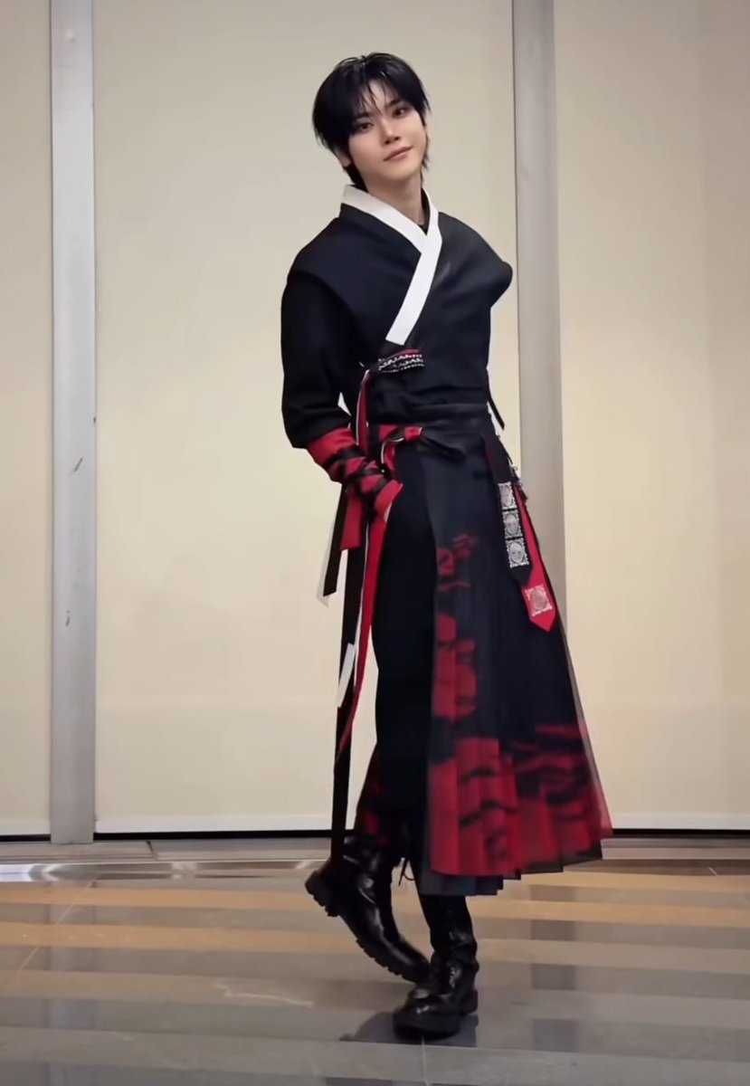 smiley__potato's tweet photo. he’s so beautiful in this outfit woww https://t.co/a0Eq0M9DfY