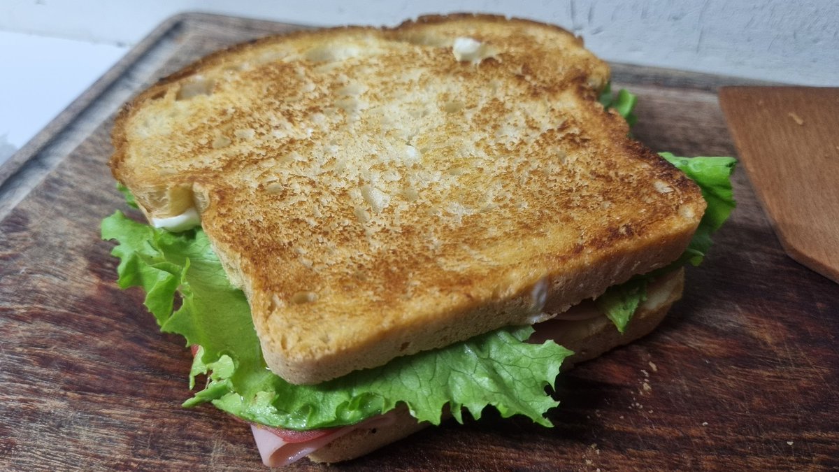 Matette's tweet image. Lo padre de ser adulto es que nadie te va a detener si se te antoja un sándwich a las 2:30 am