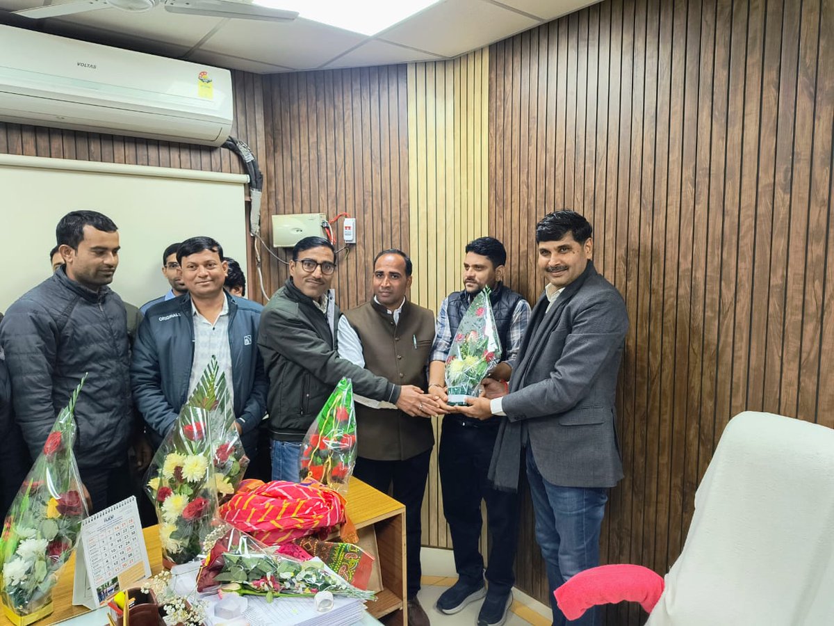 आज नववर्ष के अवसर पर दौसा अधीक्षण अभियंता एम.एल मीणा जी को नव वर्ष एवं जन्मदिन की केक काटकर राजस्थान बिजली वर्कर्स फेडरेशन एटक के साथियों ने दी शुभकामनाएं बधाई 🎂
#happybirthday #happynewyear2026 
<a href="/artizzzz/">Arti Dogra</a> <a href="/JVVNLCCare/">Jaipur Vidyut Vitran Nigam</a>