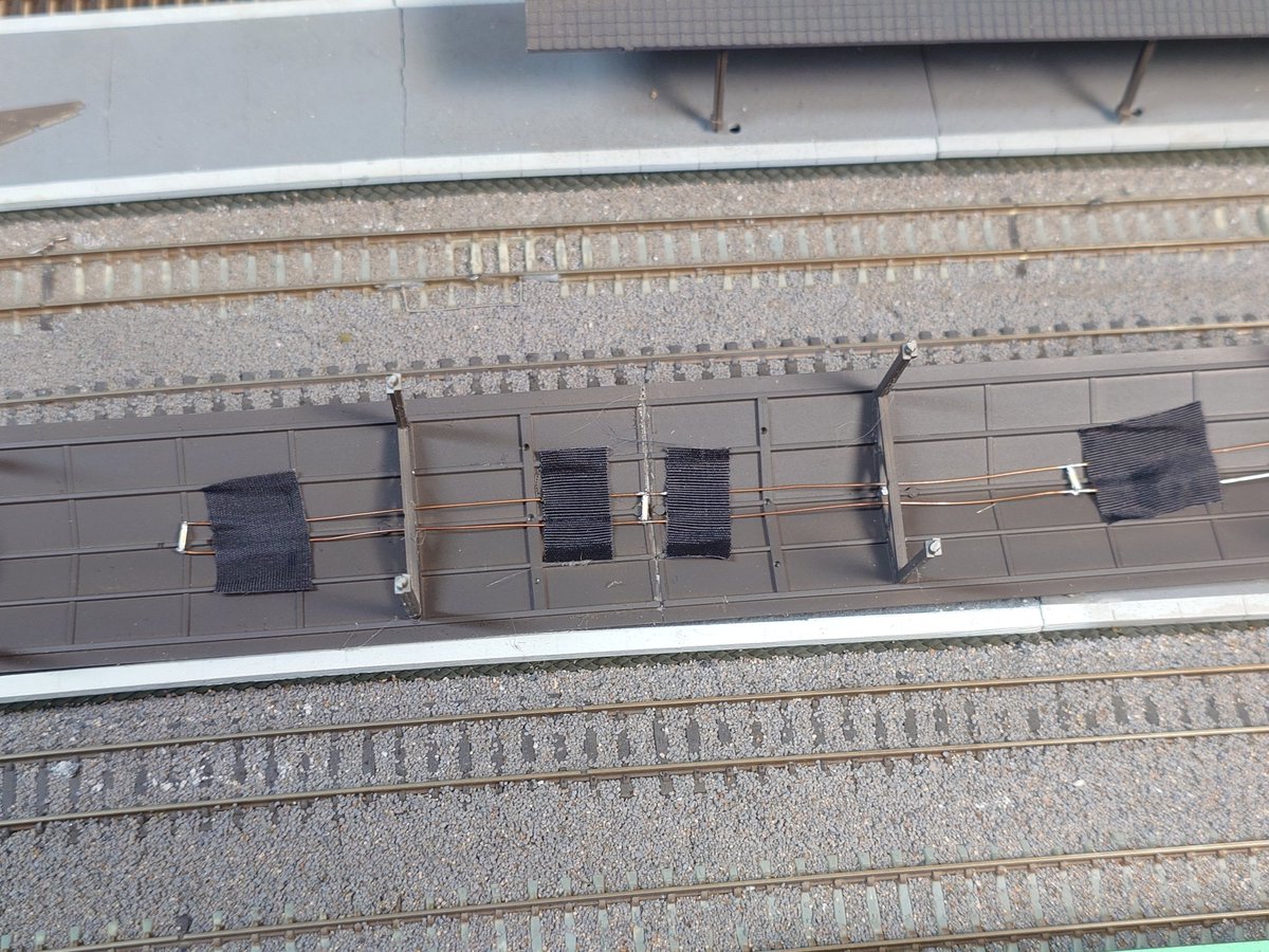 KatanumaFactory's tweet photo. 仕事初めは電飾作業。
ホーム上屋にチップLEDを仕込み、大昔に買った照度センサキットで自動点灯するようにしました。
LEDが足りず一部未完ですが、なかなかｶｯｺﾖｲ https://t.co/DtIu4VWg6A
