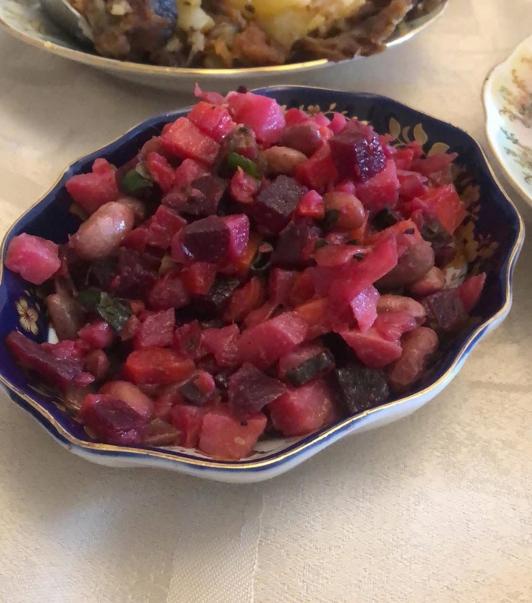 HalduNovruzzade's tweet image. Yeni ilin ən hörmətsiz Salatı budu. Salatın tipindən sovetlik yağır, rənglər adamın iştahını öldürür.
Çox çirkindi e