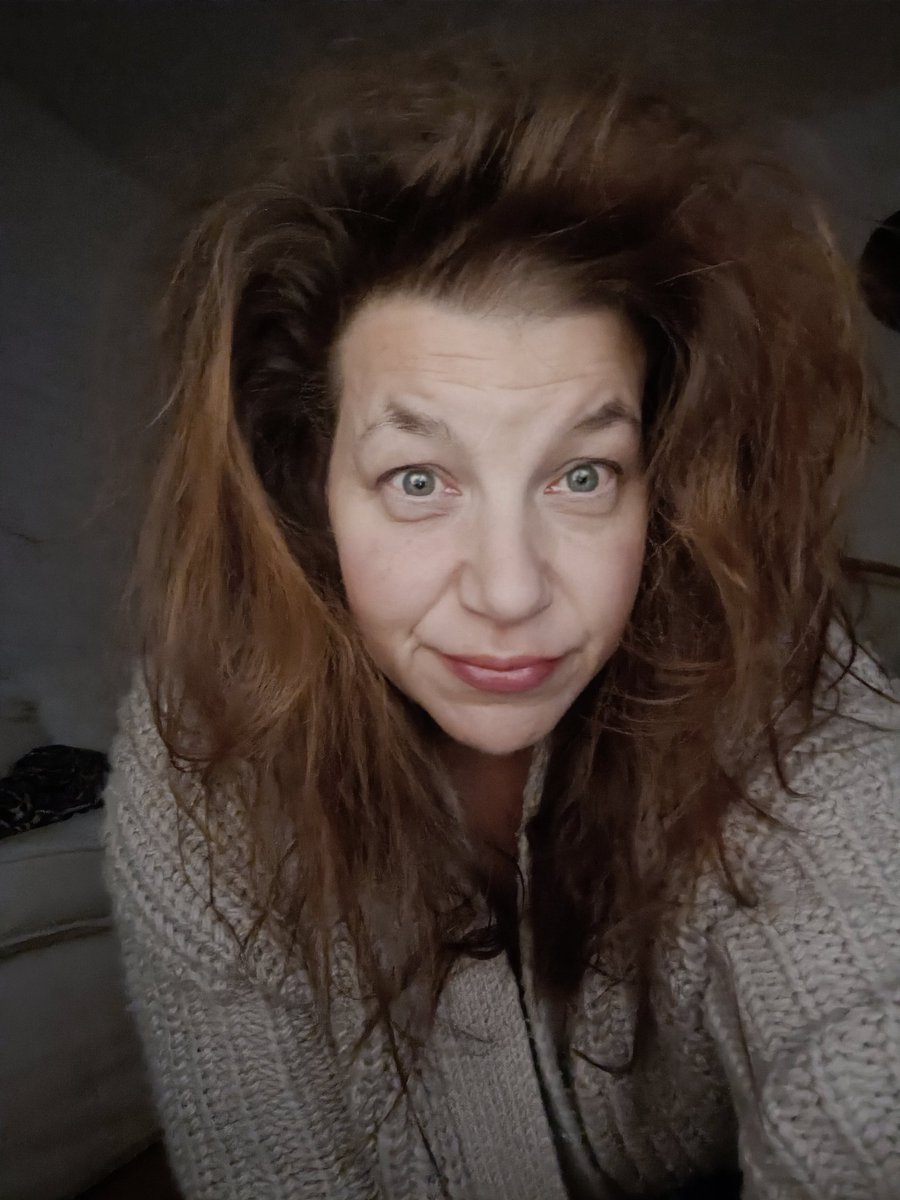 Ei tartte nykysin ees viinaa saahaksee krapulan.
Eilinen, vuoden viimene 15 h työpäivä tasottuu varmaan kohta lähtemällä takas töihi.
Vuoden eka iltavuoro.
Tänää on selkeesti  
nutturapäivä 🙄
Mukavaa vuoden ekaa krapulapäivää vaa muilleki 👋
#huomenta