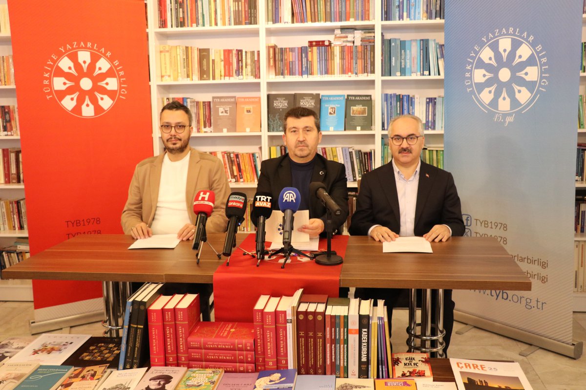 Genel Başkan Arıcan 2025’in Yazar ve Sanatçılarını Açıkladı

Türkiye Yazarlar Birliği (TYB), gelenekselleşen ve kültür dünyasının "en saygın ödülleri" olarak kabul edilen "Yılın Yazar, Fikir Adamı ve Sanatçıları" ödüllerinin 2025 yılı sahiplerini açıkladı.

TYB Genel Başkanı