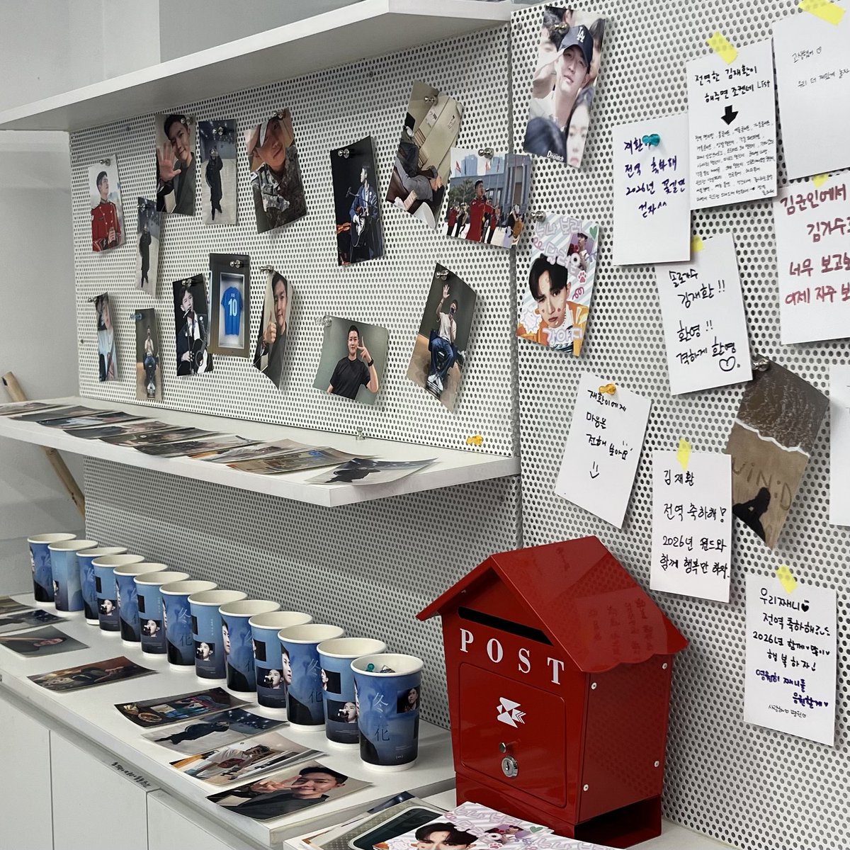 >김재환 전역 카페< 이걸 얼마나 기다렸는지..군생활 사진 가득한 공간에 윈드 마음까지 더해져서 그 추운 날씨도 얼마나 따뜻하게 느껴지던지🥹 레드벨벳 케이크 너무 맛있어서 놀라고 칠판 글씨 진짜 재환이가 쓴 것 같아서 또 놀라고 수건 넘 예뻐서 최종 놀라 자빠짐