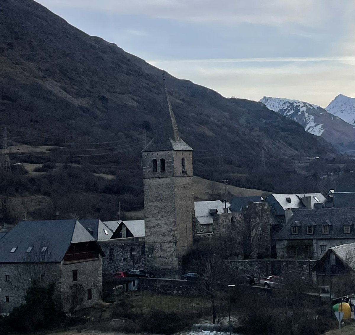 Que el año 2026 sean tan generoso que os traiga todo cuanto anheláis y que cada uno de nosotros aporte cuanto esté en nuestra mano para que la felicidad alcance a todos  en plenitud . Vall d’Aran. Día de Año Nuevo.