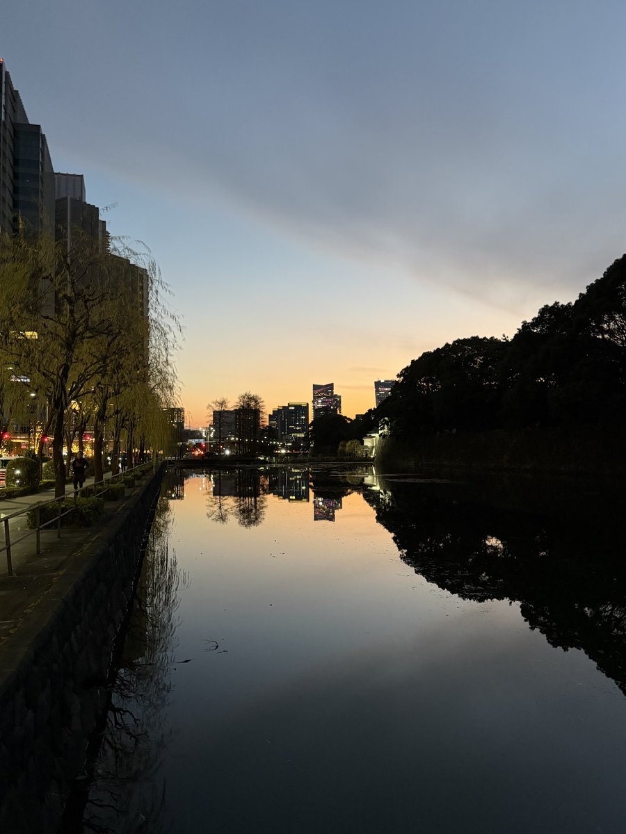 IjP54m's tweet photo. 日暮れから夜へ#東京駅　#皇居ウォーク https://t.co/2KsA6EbbUv
