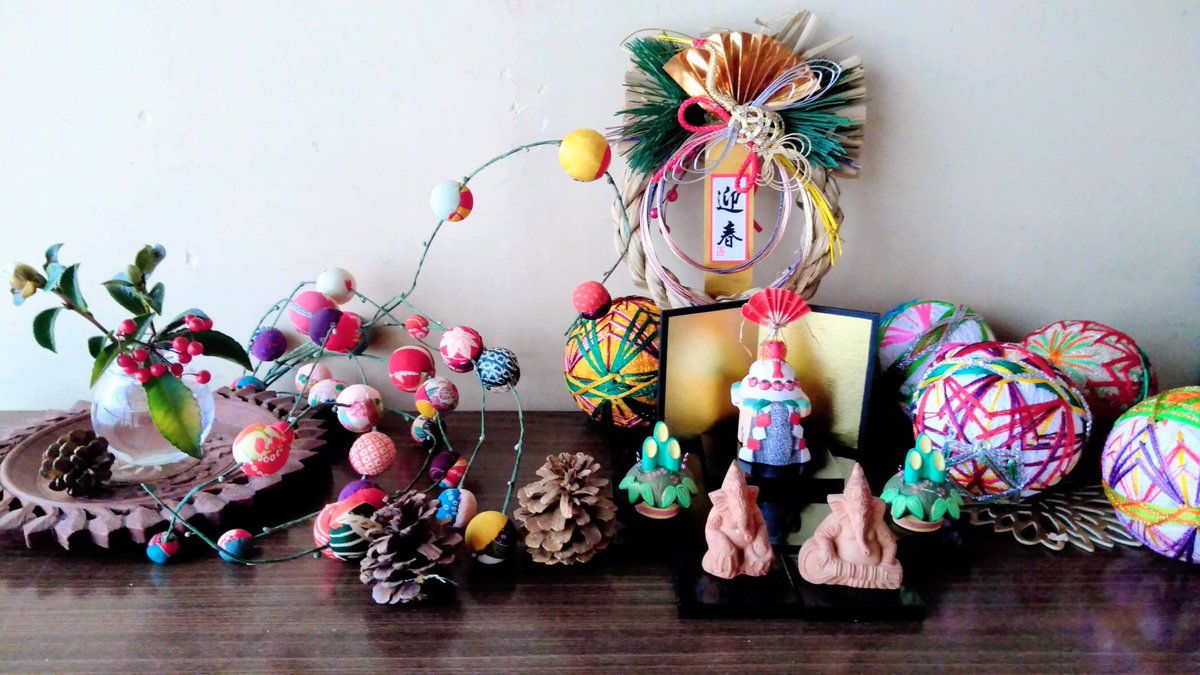 あけましておめでとうございます🎍🎯✨
年が明けて、夜のうちにわざと遠回りで30分ほど歩いて近くの神社にお詣りに。鳥居をくぐると、本殿の屋根の上に木々の間から明るい月が射し、なにか神秘的で清々しい気持ちに。１月１日、いい響き！
皆さま、本年もよろしくお願い申し上げます。