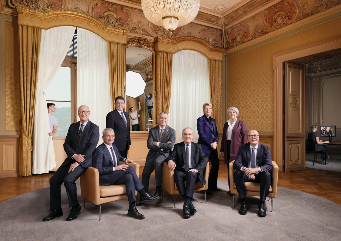 📸🇨🇭 Traditionnelle photo officielle du gouvernement suisse pour l'année 2026.

Chaque année la mise en scène vient renouveler la présentation des 7 ministres [et du Chancelier, "simple" chef de l'administration sans fonction politique, ici en premier à gauche].

De g. à dr.