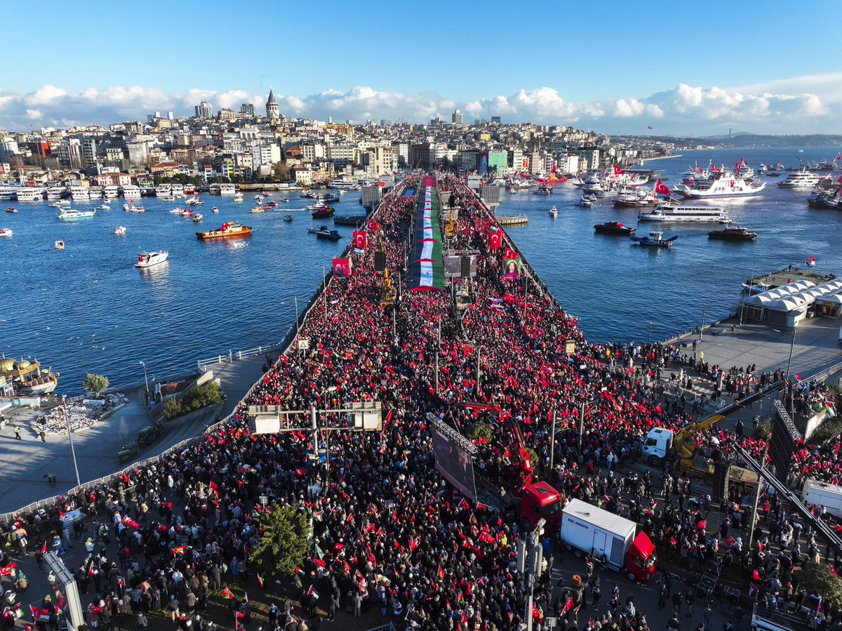 ArnavutkoyBel's tweet image. #Gazze için yeni yılın ilk gününde de Galata Köprüsü'ndeyiz! Sessizlik değil, vicdan konuşacak.
Dayanışmayla, kararlılıkla ve umutla Gazze için adalet demeye devam edeceğiz. 🇹🇷🇵🇸

Sinmiyoruz, susmuyoruz Gazze’yi unutmuyoruz! 🤝

#GazzeÇağrısı
#GazzeyiUnutma
#JusticeForGaza